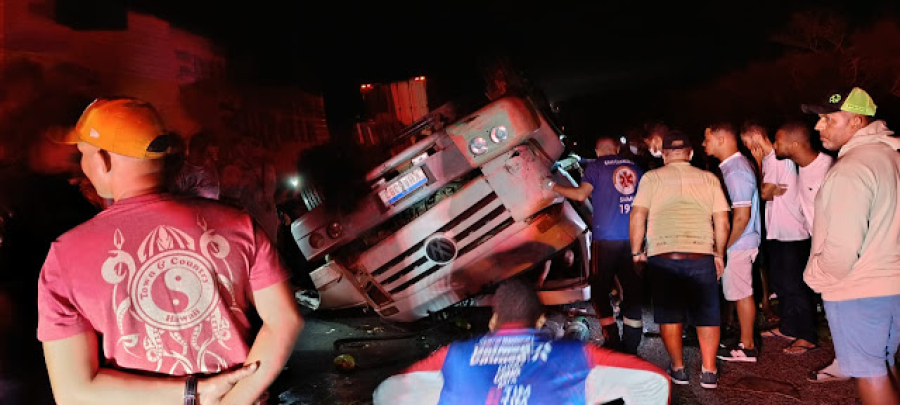 Caminhoneiro de Mirangaba sofre grave acidente na BR 324