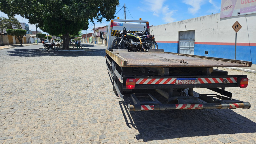 Motocicletas barulhentas praticando direção perigosa em via público são apreendidas em Filadélfia.