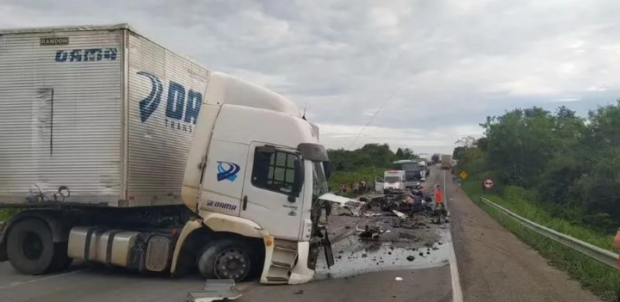 Quatro adultos e uma criança morrem após batida entre caminhão e carro no sudoeste da Bahia