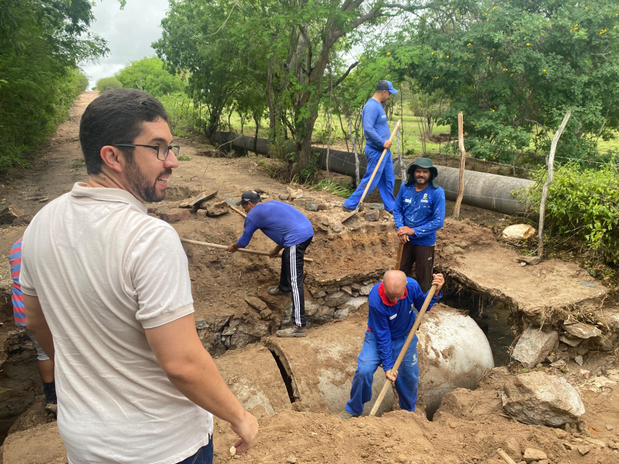 Prefeito Dr. André acompanha obras de reconstrução da ponte na estrada velha que liga Filadélfia a Ponto Novo