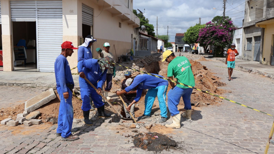 Prefeitura de Filadélfia realiza manutenção da rede de esgoto na Rua Alvino Maia