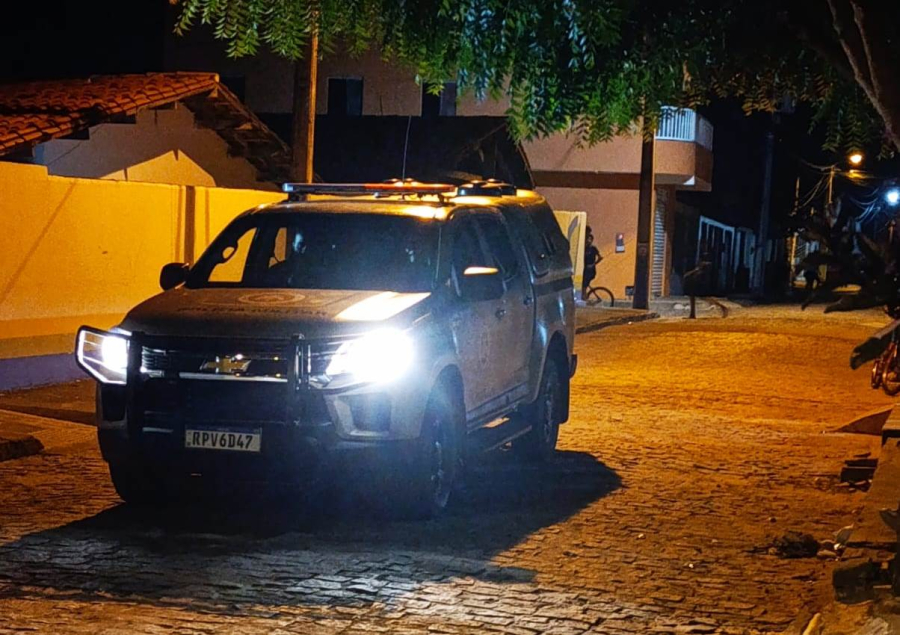 Homem é preso por ameaçar cunhado com faca e foice no Bairro Novo em Filadélfia.